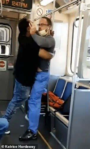 Nurse Brawls With Ranting Passenger On The Chicago Subway Daily Mail