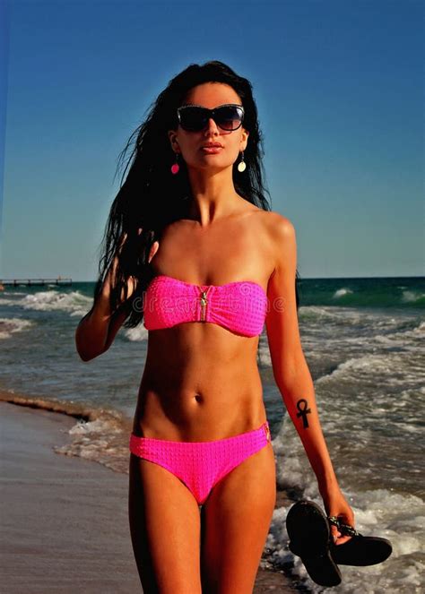 Sexy Meisje In Bikini Op Het Strand Stock Foto Image Of Blauw Volwassen 48153872