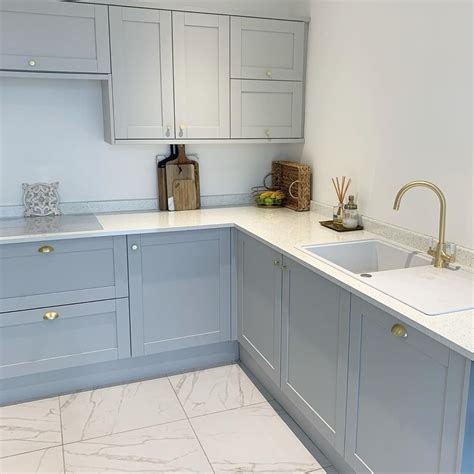 Howdens kitchen worktops are available in various colours and designs to match any interior or style. Allendale Dove Grey Kitchen | Modern grey kitchen, Tiny ...