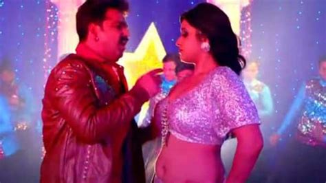 bhojpuri actress kajal raghwani pawan singh song bech ke chumma goes viral watch video here