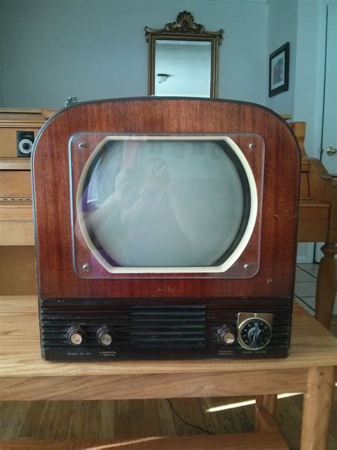 What Is A 1950 Vintage Philco Tube 50 T1403 Tv With Curved Mahogany