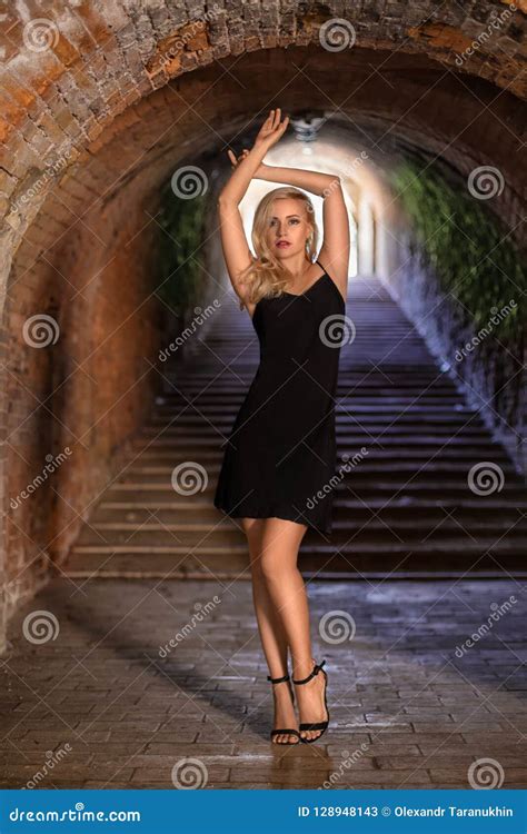 Donna Con Le Gambe Perfette Che Posano Nel Tunnel Del Castello Immagine Stock Immagine Di