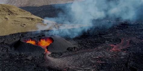 Heart Shaped Magma Is Flowing From An Icelandic Volcano And It Looks