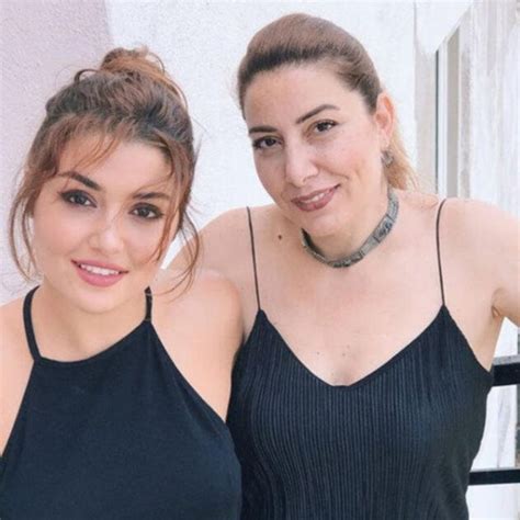 Así Es La Familia De Hande Erçel De Love Is In The Air Tras Pasar Por