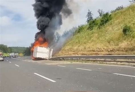 FOTO Na Dolenjski Avtocesti Zagorel Tovornjak Voznik Iz Kabine Splezal Sam Novice Svet