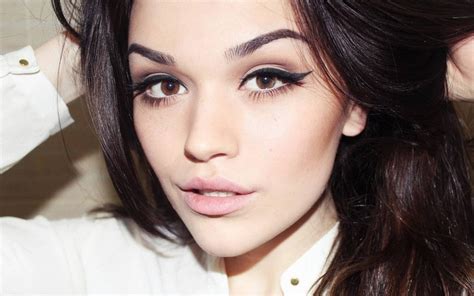 L'avantage avec les yeux marrons, c'est qu'ils peuvent porter quasiment toutes les couleurs pour la couleur, optez soit pour du noir pour un effet classique, pour du bleu si vous souhaitez adoucir votre visage ou pour du brun si vous avez les cheveux clairs. Quelle couleur de cheveux pour yeux marron