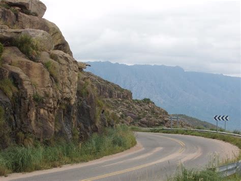 Si bien no es con la misma intensidad, recordemos que unas semanas atrás se habían registrado algunas nevadas. camino de las Altas Cumbres, Córdoba, Argentina (con ...