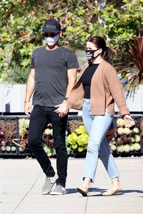 Sophia Bush Holds Hands With Mystery Man During Grocery Run Pics