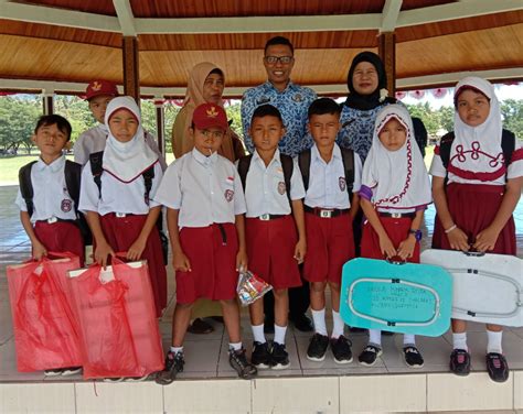 Detail Mewarnai Gambar Seragam Sekolah Koleksi Nomer 44