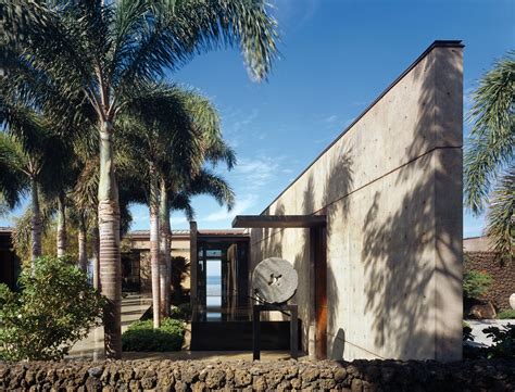 Bali style home architecture combines traditional aesthetic principles, island's abundance of natural materials, famous artistry and craftsmanship of its people, as well as international architecture. Beautiful Balinese Style House In Hawaii