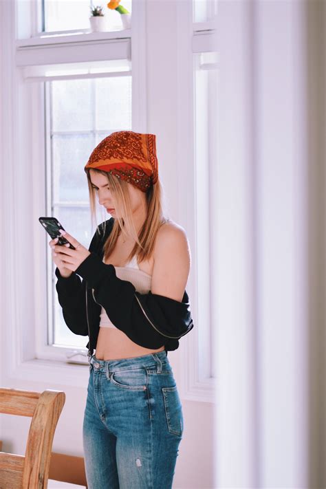 Should I Text A Guy Who Ghosted Me? (7 REASONS YOU SHOULDN'T!)