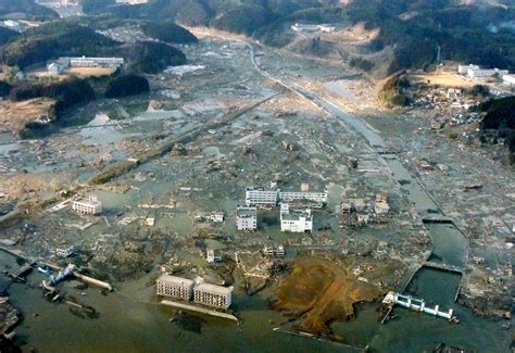 Tsunami Séisme Photos Et Vidéos De La Catastrophe Au Japon