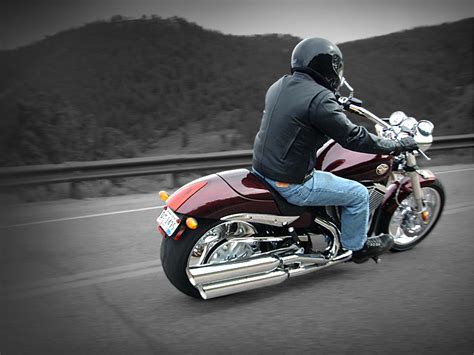 A muscle cruiser with a sport bike soul. 2008 Victory Hammer Review - Top Speed