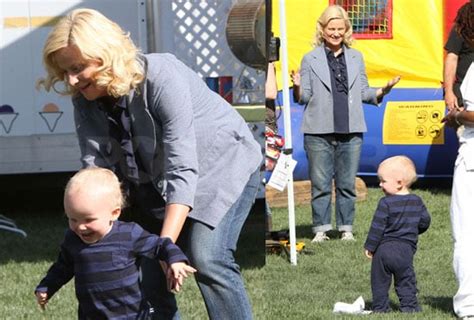 Photos Of Pregnant Amy Poehler With Archie Arnett On The La Set Of