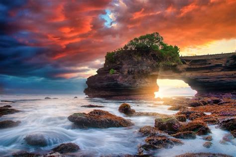 Templo De Tanah Lot No Mar Ao Pôr Do Sol Na Ilha De Bali Na Indonésia