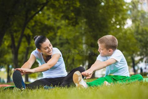 El Hijo Y La Madre Están Haciendo Ejercicios En El Parque Foto De