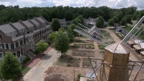 Two people have been killed and one seriously injured in a shooting in alexandria, virginia. Les fans de Walking Dead peuvent maintenant visiter ...