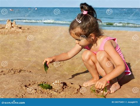Bambina Che Gioca Sulla Spiaggia Immagine Stock Immagine Di Nave Verde