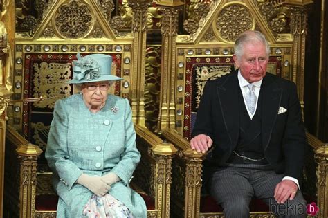 La Reina Isabel Y El Príncipe Carlos En La Apertura Del Parlamento La