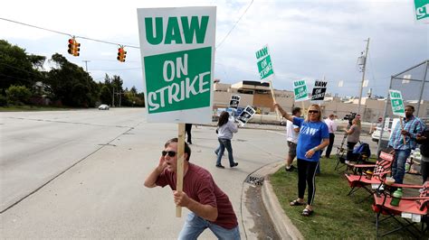 Uaw Begins Strike Against Gm With Show Of Strength In Flint