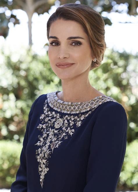 Queen Rania Of Jordan New Official Portraits Newmyroyals And Hollywood Fashion