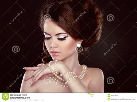 Schöne Hübsche Frau Mit Perlen Auf Ihrem Hals Lokalisiert Auf Dunkelheit Stockbild Bild Von