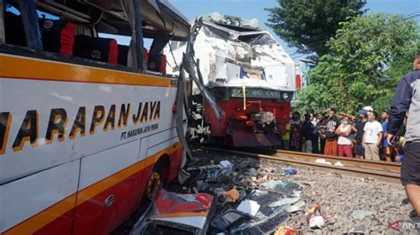 Kronologi Dan Penyebab Kecelakaan Bus Harapan Jaya Dan Kereta Api Dhoho
