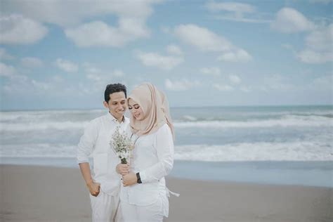 Melakukan foto prewedding sebenarnya bukan menjadi kewajiban bagi pasangan yang mau menikah. 30+ Foto Prewedding Hijab Casual (INDOOR, OUTDOOR, MODERN)
