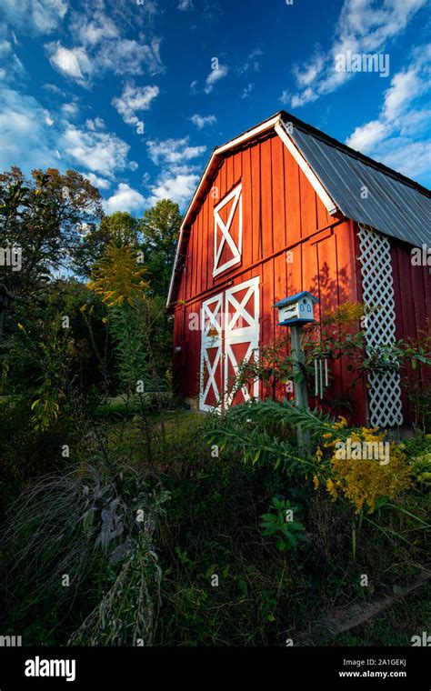 Classic Red Barn Hi Res Stock Photography And Images Alamy