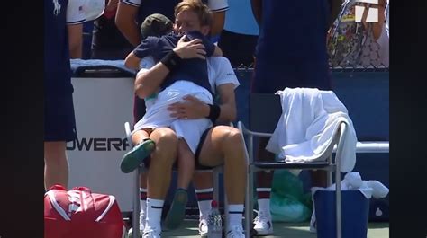 Nicolas pierre armand mahut (french pronunciation: Nicolas Mahut réconforté par son fils après sa défaite ...