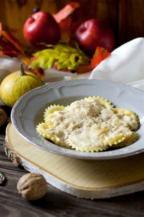 La borragine di albenga, raccolta tutti i giorni all'alba a pochi km dal pastificio, viene aggiunta freschissima al ripieno cremoso di ricotta per garantire il suo caratteristico sapore pungente e selvatico. Ravioli di ricotta e zucca con la salsa di noci alla ...