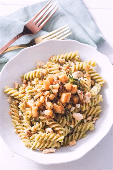 Unite l'olio necessario a rendere il composto cremoso Pasta con pesto di lattuga e calamari | Ricetta | Ricette