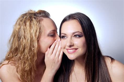 Deux Amis Heureux De Jeunes Femmes Jouant Avec Des Cheveux Comme Moustache Photo Stock Image