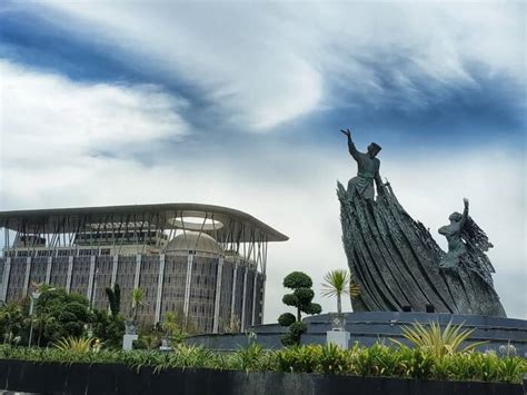 Fakta Unik Tugu Bahenol Di Pekanbaru Karya Seniman Patung Jokowi Di