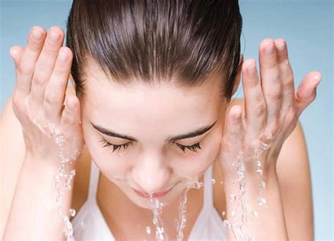 6 Steps To Washing Your Face The Right Way Musely