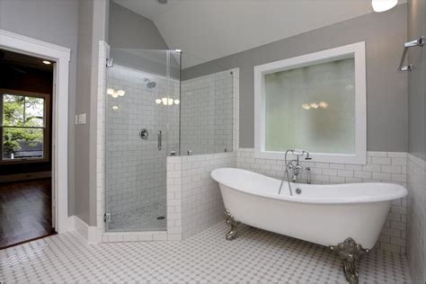 For example, a smooth acrylic bathtub surround may clash with a. Bathroom With Clawfoot Tub And Separate Shower | Badewanne ...