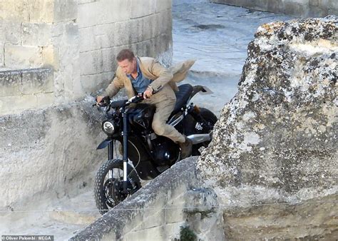james bond star daniel craig watches on as body double gears up to perform daredevil stunt