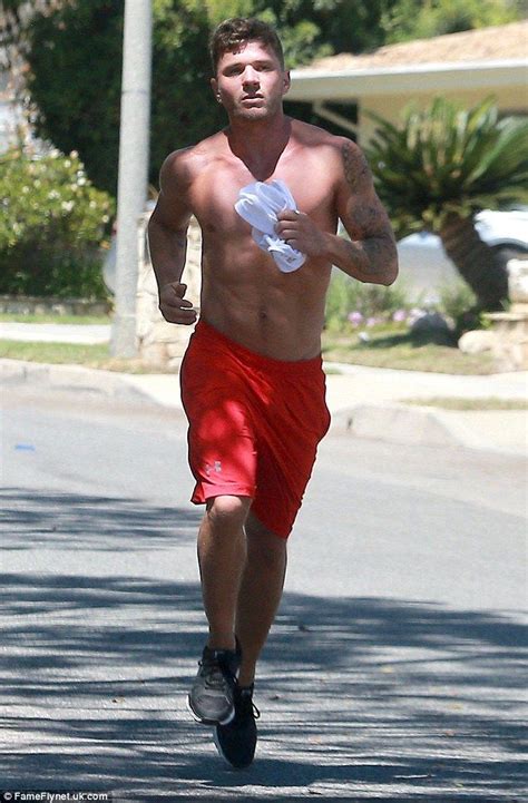Ryan Phillippe 40 Parades His Chiseled Chest And Abs During Jog Ryan Phillipe Ryan Philipe