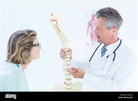 Doctor Tenga Una Conversación Con Su Paciente Y Mostrando El Modelo De