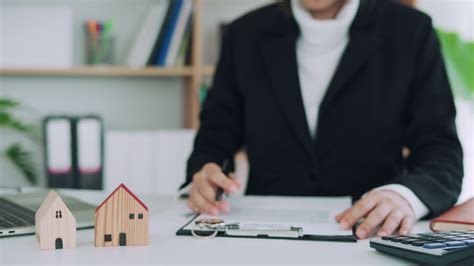 Sell houses, rent houses and buy ideas 3151621 Stock Video at Vecteezy