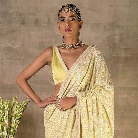 Different Ways On How To Style A Chikankari Saree Baggout