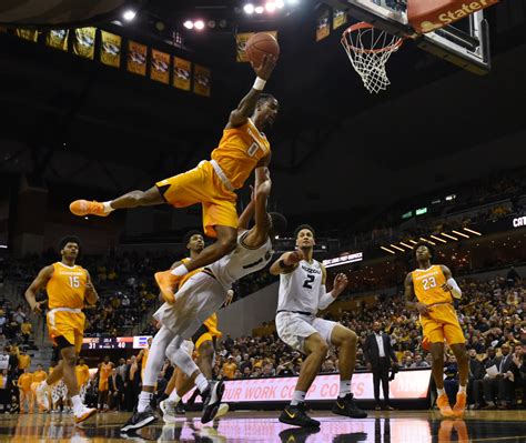Tennessee Basketball Vols Improve To 2 0 In Sec Play By Rolling Missouri