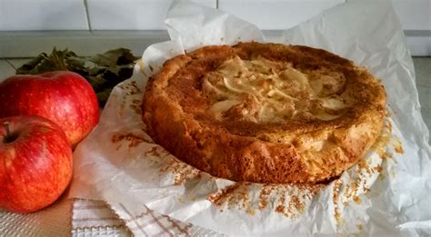 Sbuccia le mele.tagliane una a fette sottili e mettile da parte.; Torta di mele e mascarpone | Brukery