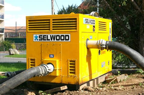 Moteur classe h à système de refroidissement et chambre séparée de récupération et de détection de fuite. Pompe à membrane en location pour effectuer un pompage d'eau