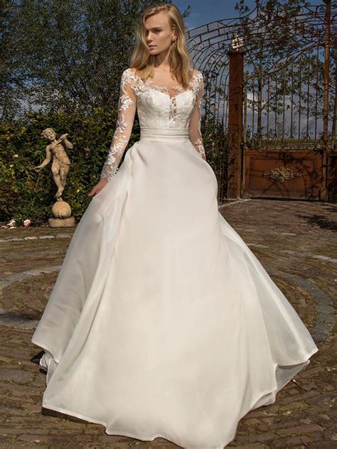 Hochzeitskleider mit blumen und blüten swiss wedding. Spitzenbesetztes Brautkleid im Vintage-Stil mit fließendem ...