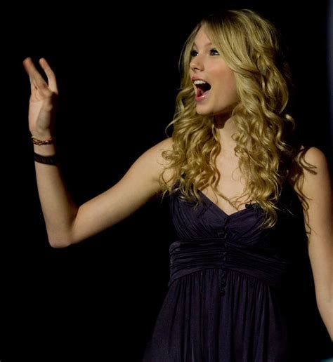 She Waved To Fans During The Cma Music Festival In June 2008 Taylor