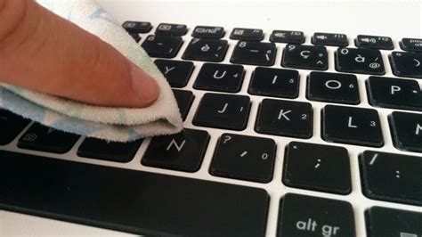 La miniaturisation, toujours meilleure, des composants permet de fabriquer des ordinateurs performants de moins d'1 kg offrant toutes les fonctionnalités que l'on attend d'un pc. Avec quoi nettoyer son clavier pc portable