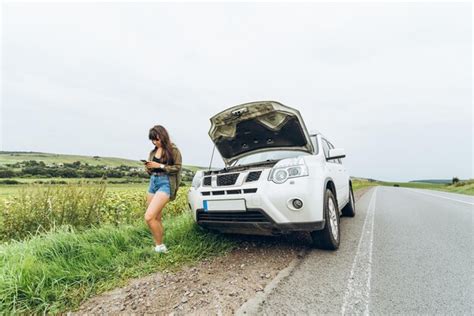 Premium Photo Woman Search Network To Call Broken Car In The Middle