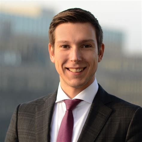 I taliens größte bank unicredit muss in schwierigen zeiten eine große kapitalerhöhung stemmen und sucht die anleger mit einem preisabschlag von 43 prozent auf die neuen aktien zu locken. Gerrit Helgenberger - Vertriebsleiter - Paribus Invest ...