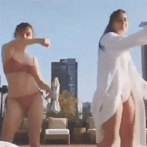 Maisie Williams Hot 9 Pics GIF TheFappening
